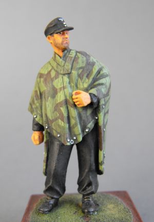 S2KW031 - German soldier in Zeltbahn